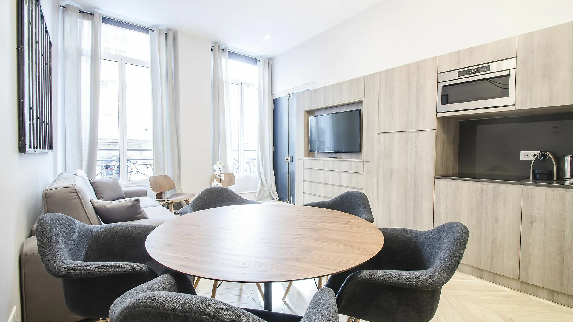 Luxury In Opera - The Louvre Apartment Paris